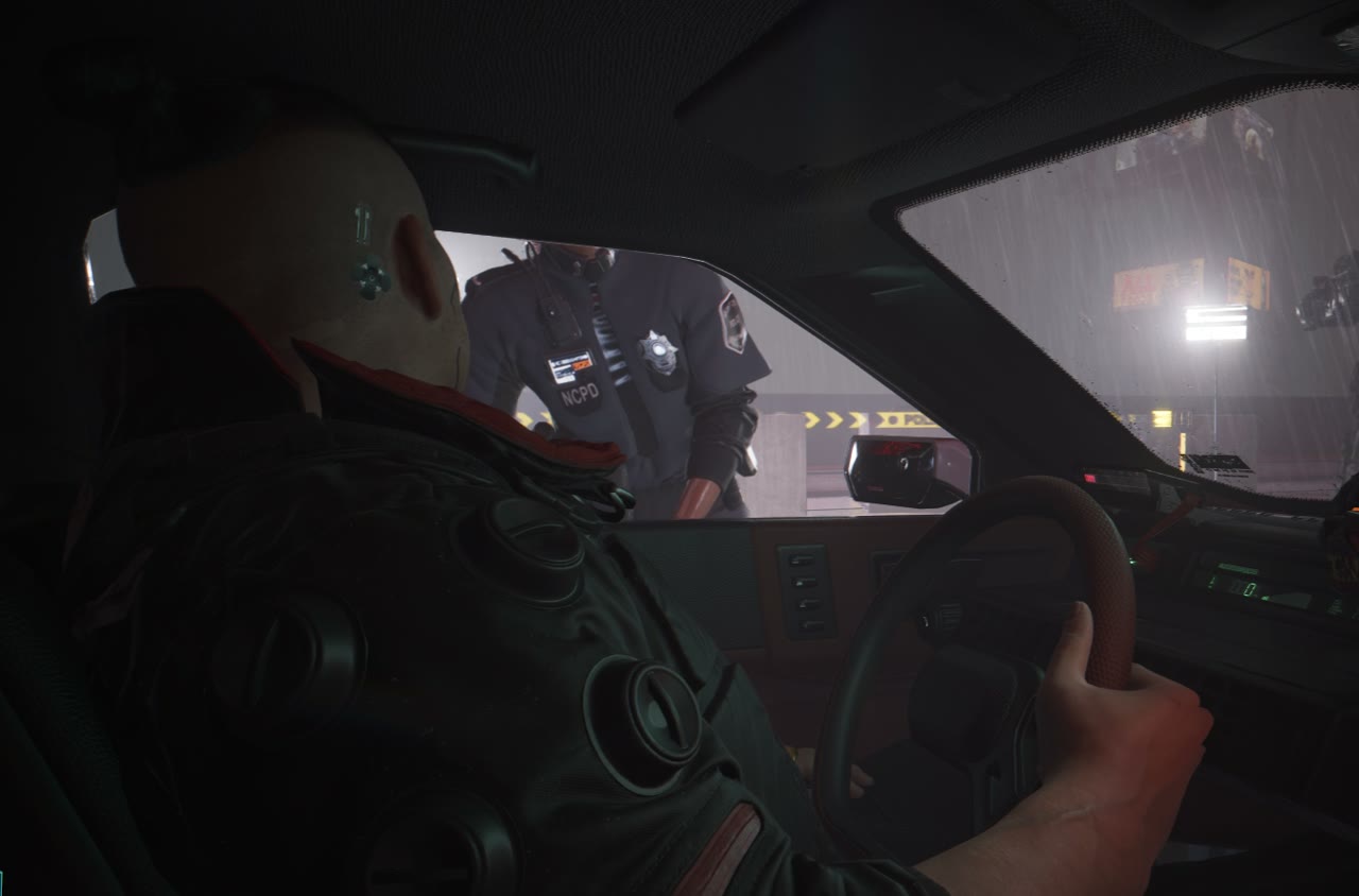 車の運転席の窓越しに、NCPDの警官が検問で車内をのぞき込んでいる雨の夜の場面