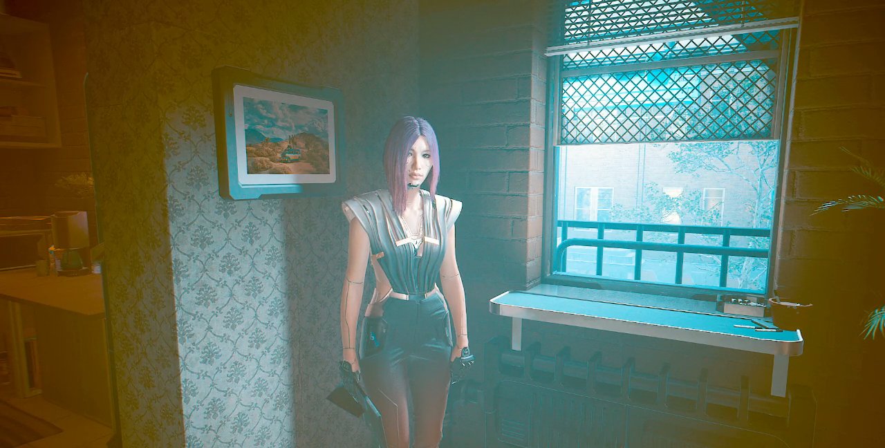 窓のある部屋に立つ、紫がかった髪のソングバード。画面全体が黄色と水色に色づいている