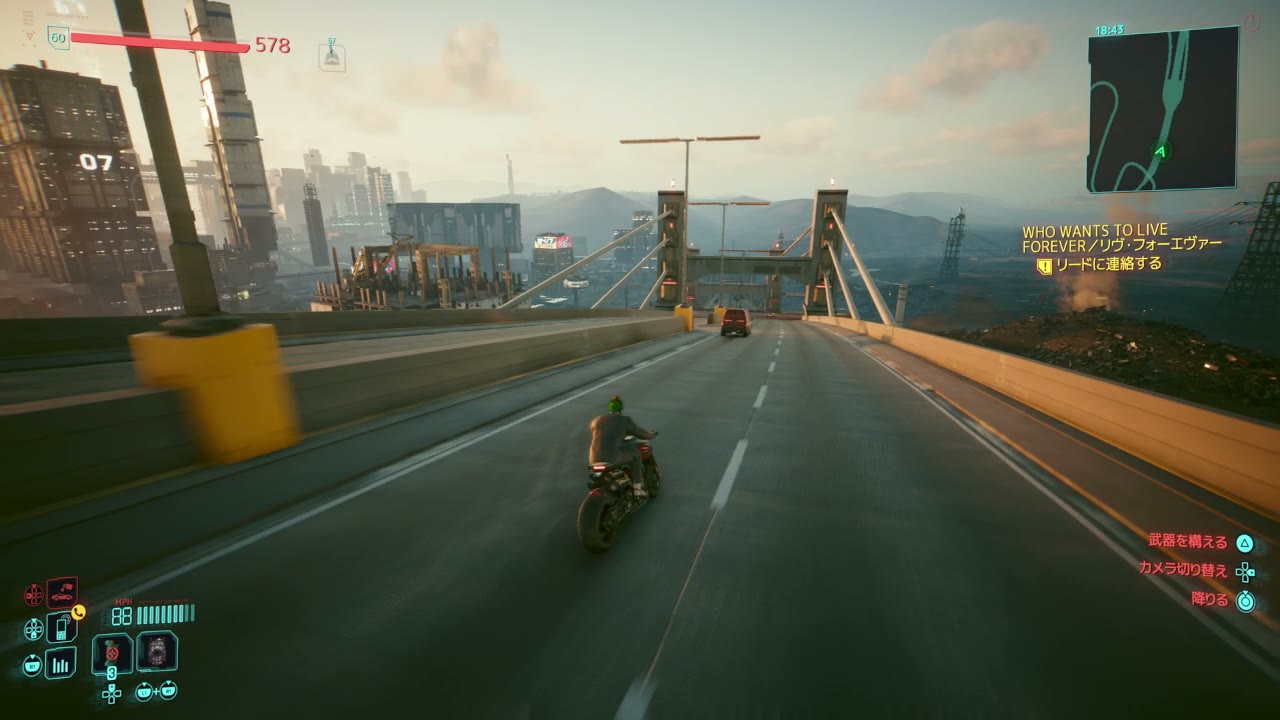 夕方の橋の上をバイクで走るVの三人称視点